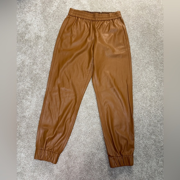 Alice + Olivia Pants - Alice + Olivia - Vegan Leather Joggers in Camel - size Small - EUC